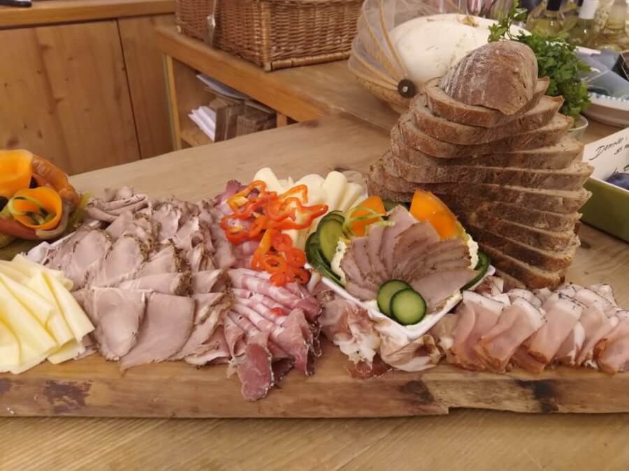 Jausenplatte mit verschiedenen Fleisch- und Käseaufschnitt aus dem Hofladen in Enns